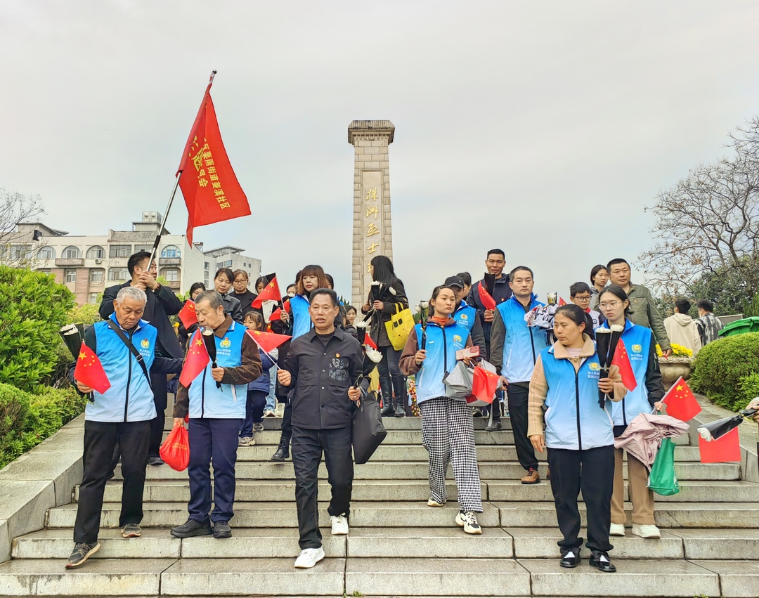 栗雨街道菱溪社区开展清明节扫墓活动 ——缅怀革命先烈，建设美好家园