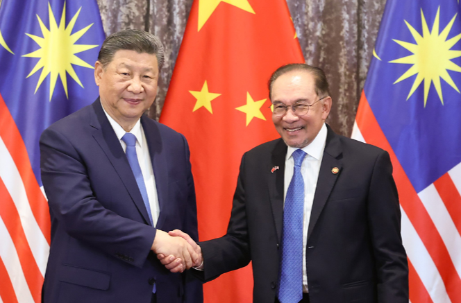 习近平同马来西亚总理安瓦尔举行会谈