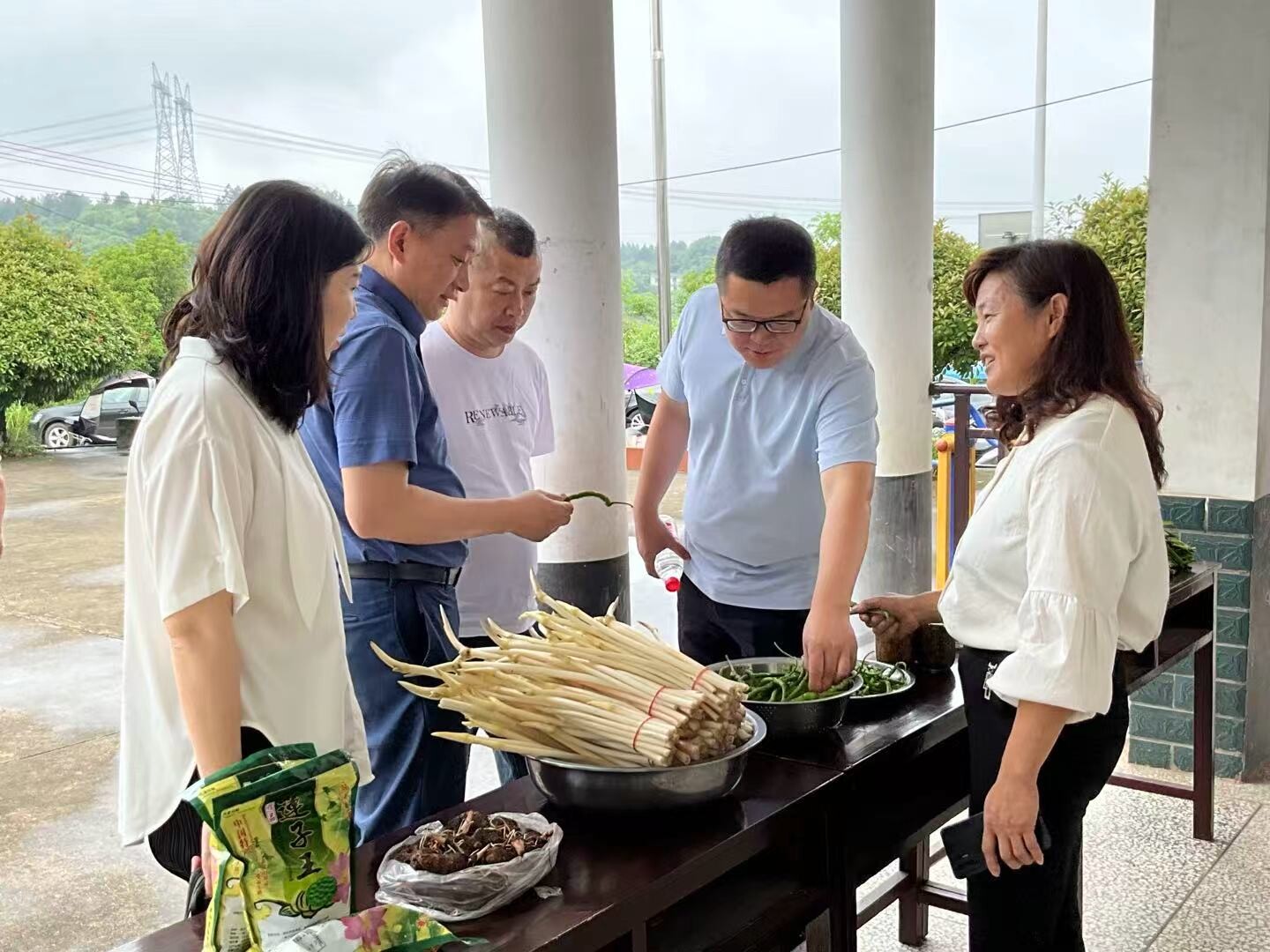 天元区干部进基层 | 化身“搭桥人” 助力农产变身“香饽饽”