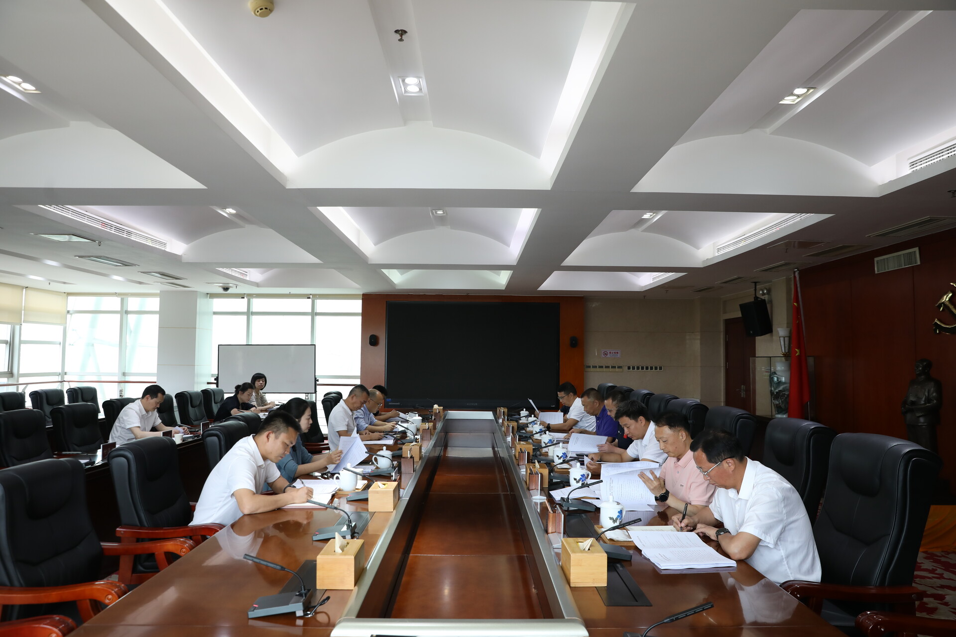 第10次工委委员会、区委常委会会议召开