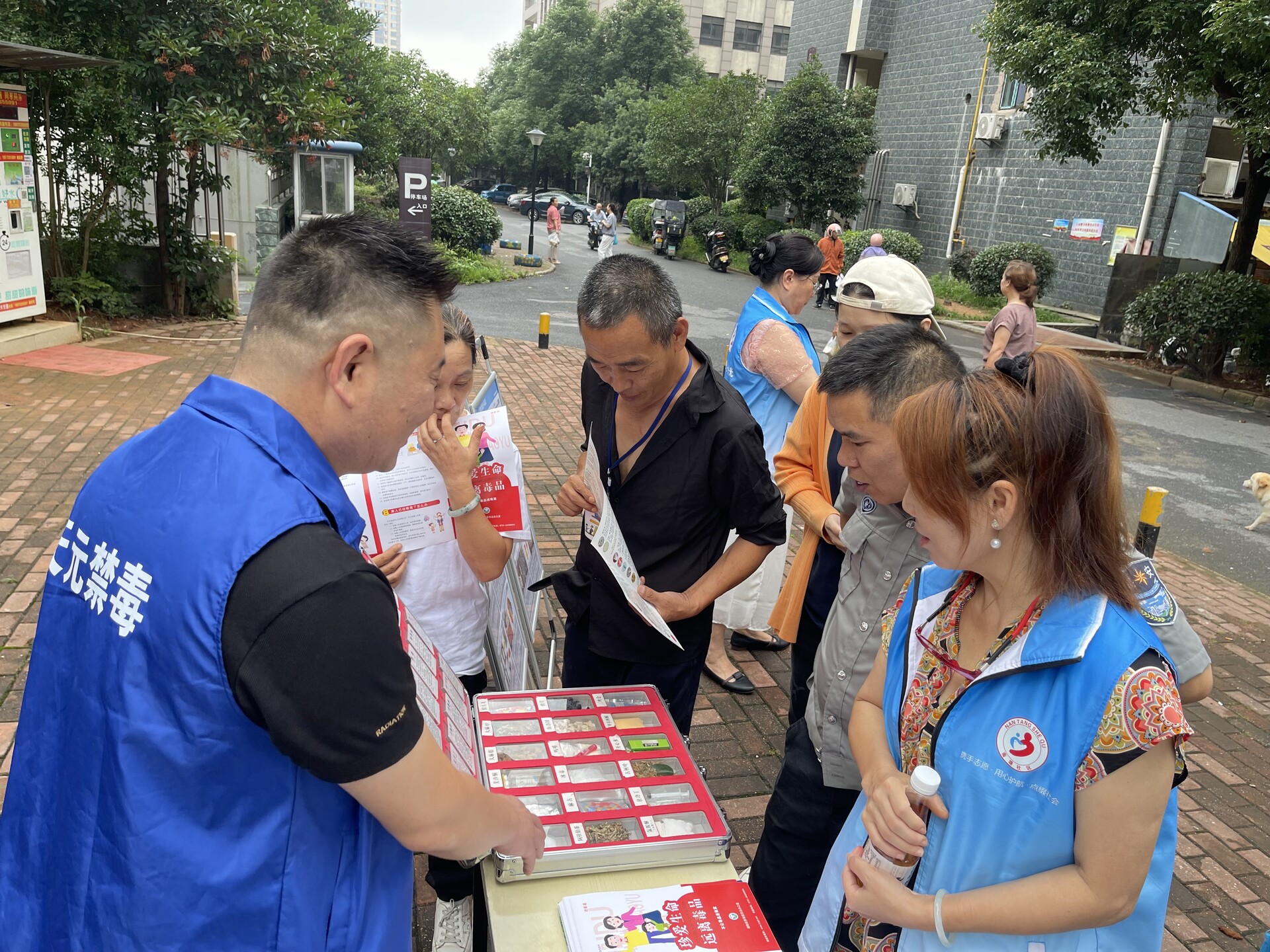 栗雨街道南塘社区开展“健康人生 绿色无毒”禁毒宣传活动