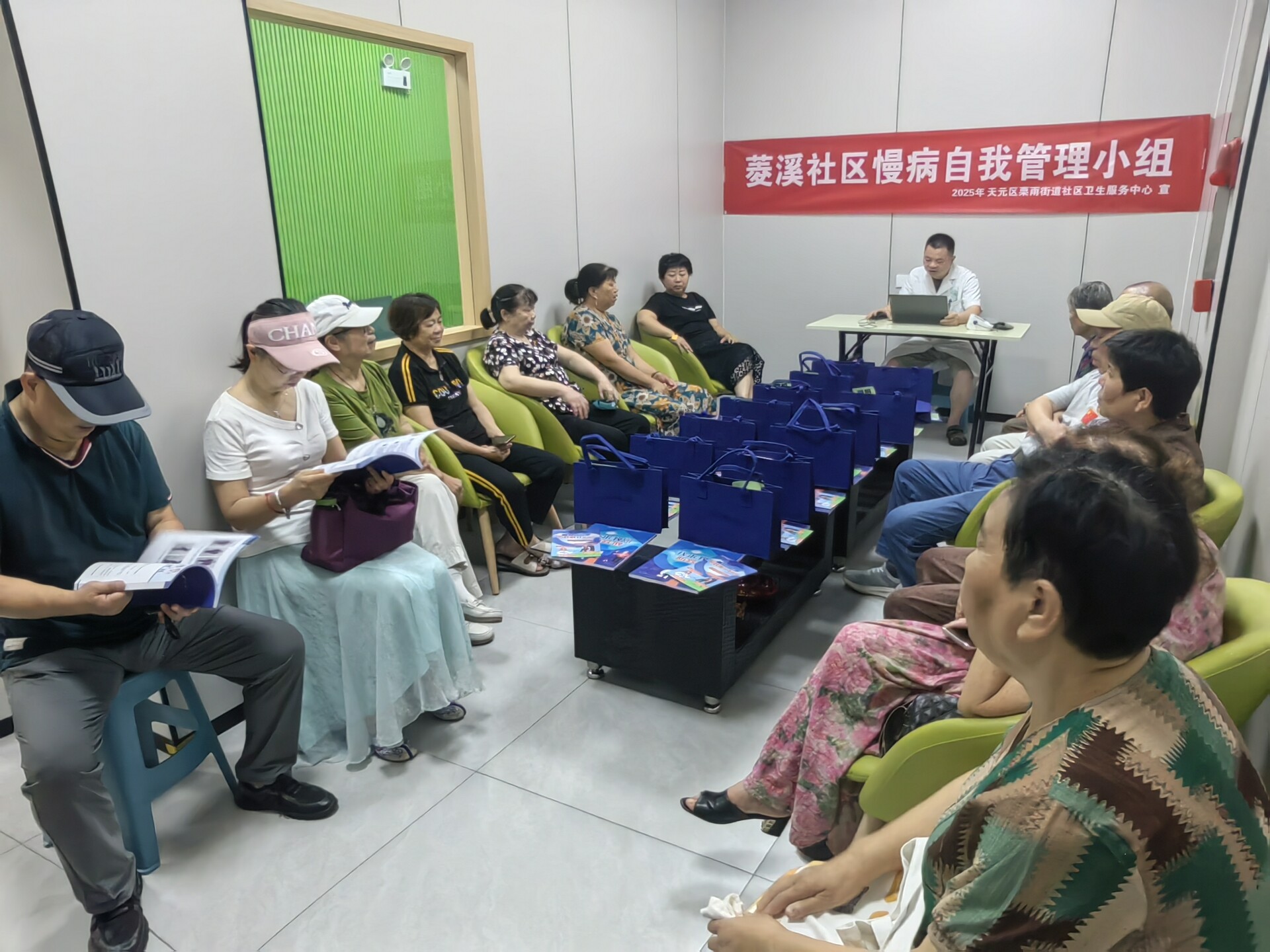 栗雨街道菱溪社区举办“老年慢病管理 + 跌倒预防”专题讲堂活动