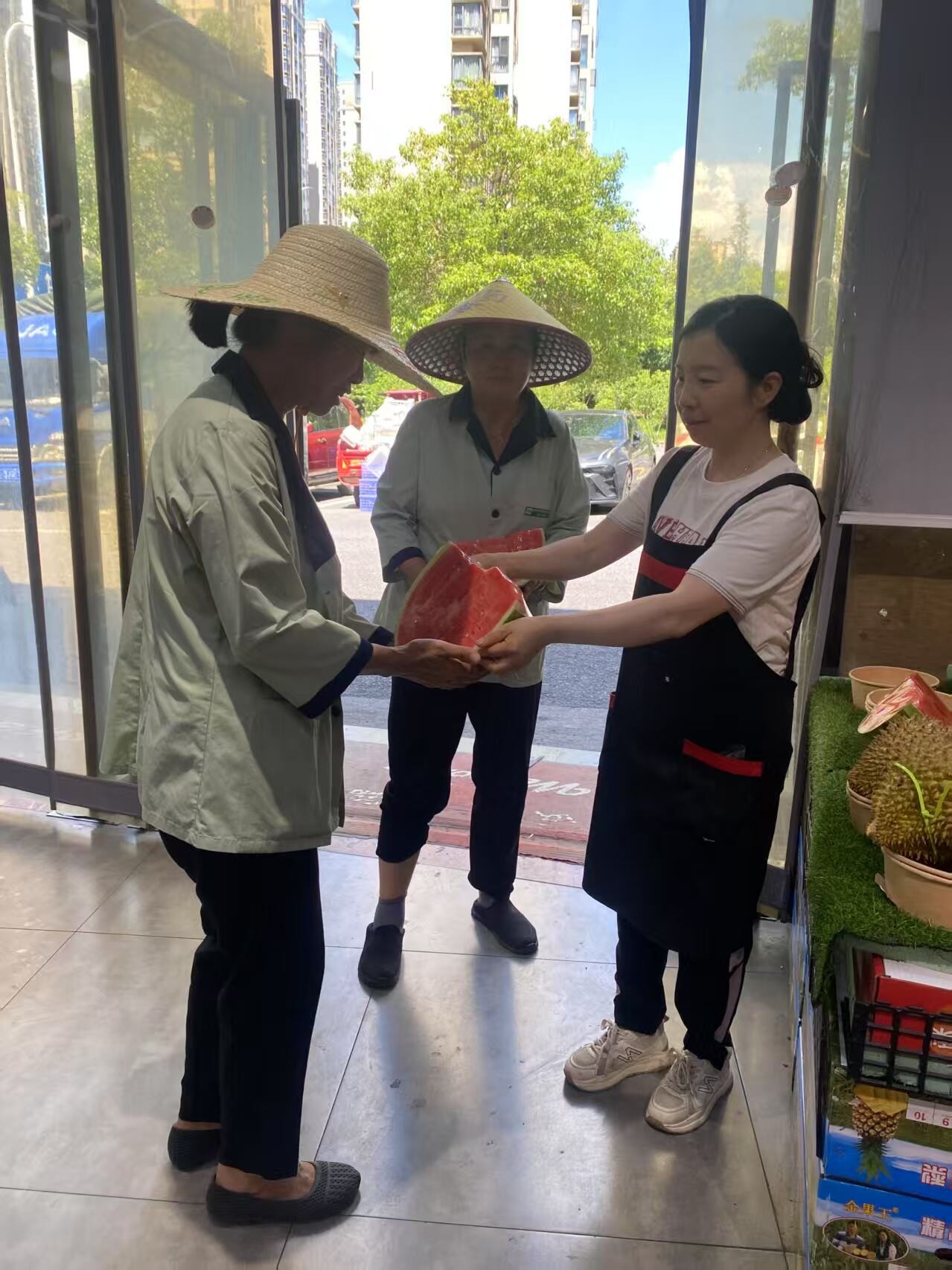 栗雨街道菱溪社区金果缘暖心行动彰显企业担当——爱心传递，清凉一夏