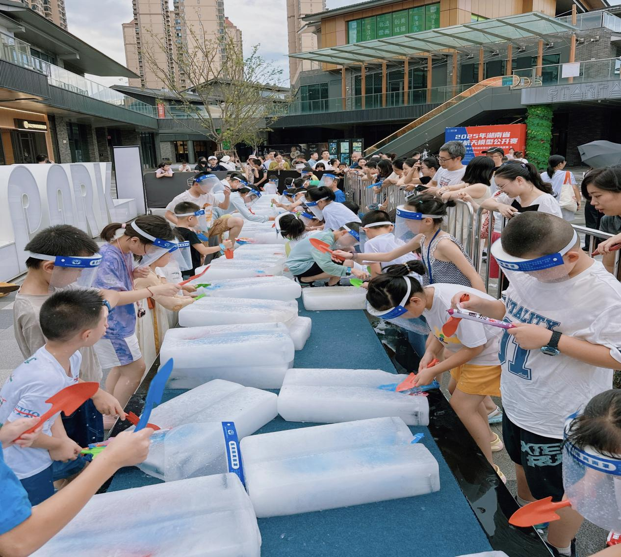 栗雨街道庆霞社区夏日狂欢，砸冰寻宝乐翻天！