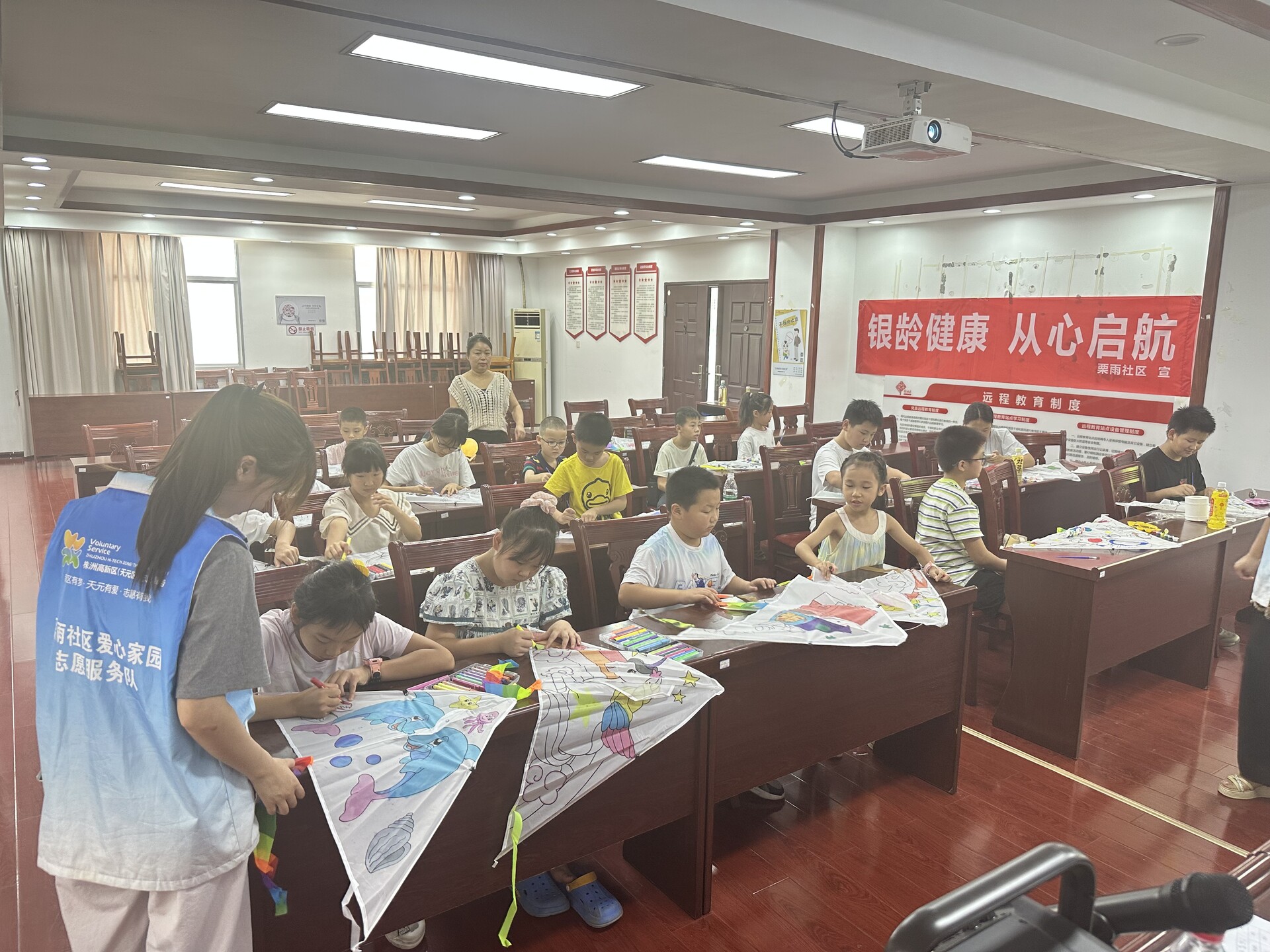 栗雨街道栗雨社区“暑期公益课堂”——彩绘风筝伴安全，共筑青少年成长梦