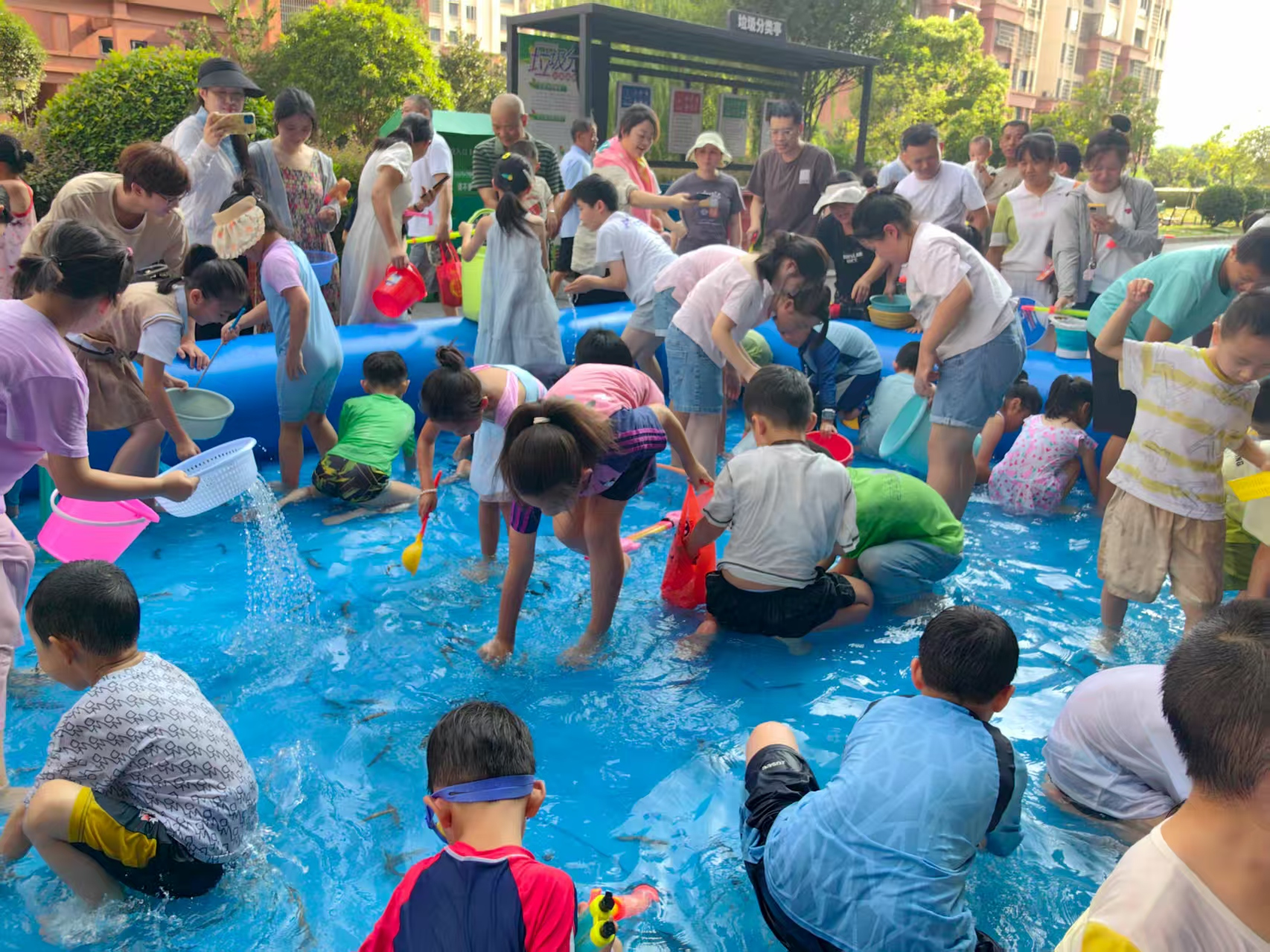 栗雨街道湘湾社区“清凉一夏 水上狂欢”，共筑欢乐邻里情