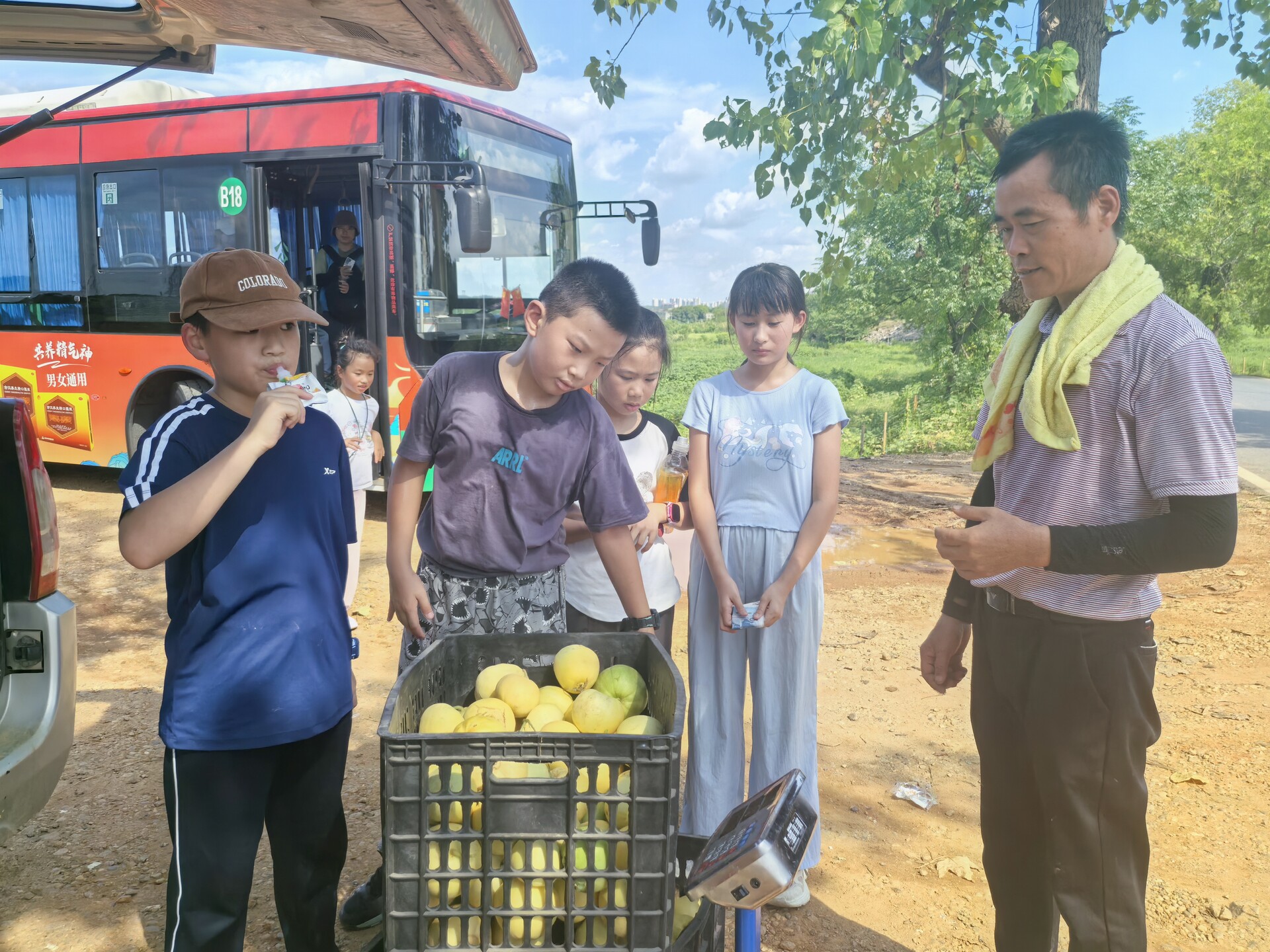 栗雨街道南塘社区暑期托管班开启“甜蜜采摘·爱心义卖”成长之旅
