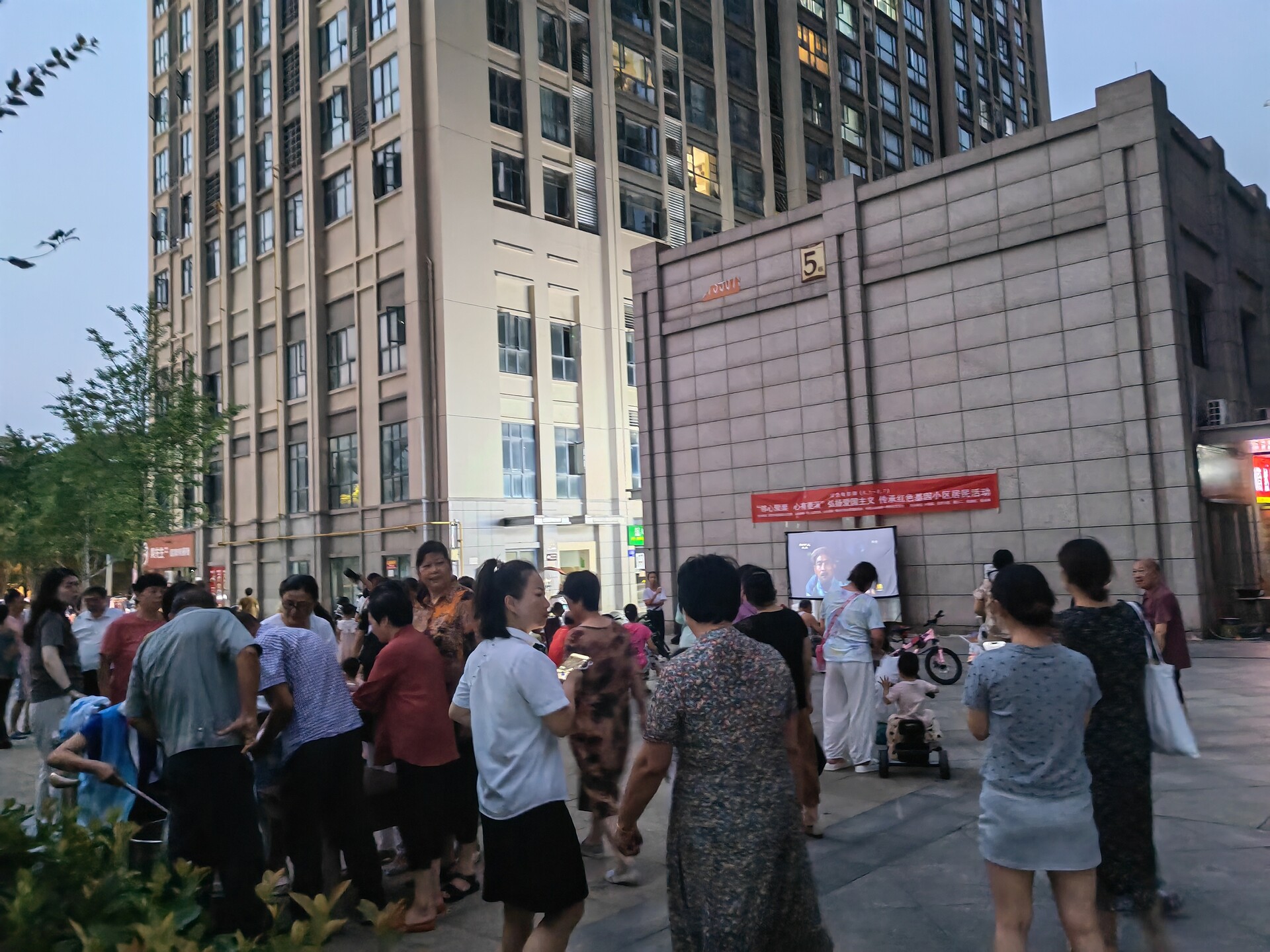 栗雨街道菱溪社区山水洲城一期红色电影周圆满落幕——光影铸魂，红色传承