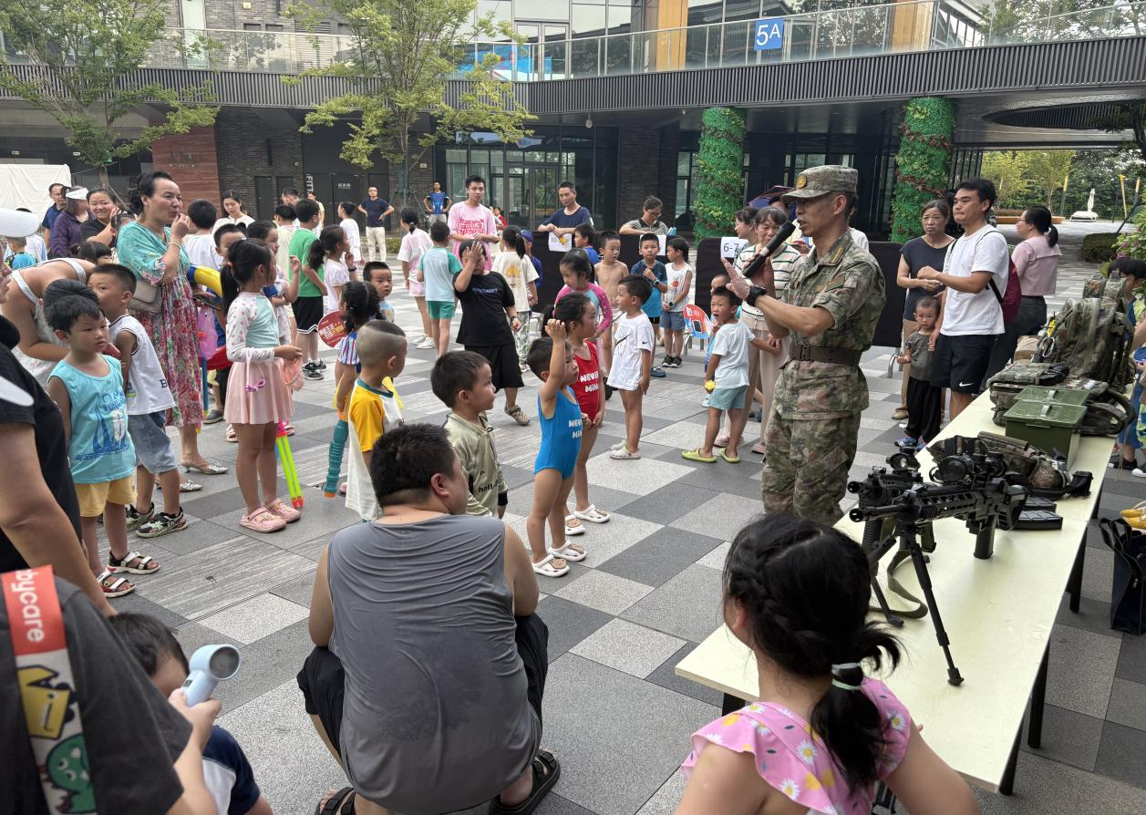 栗雨街道庆霞社区开展"小手握水枪，童心向国防"建军节主题活动
