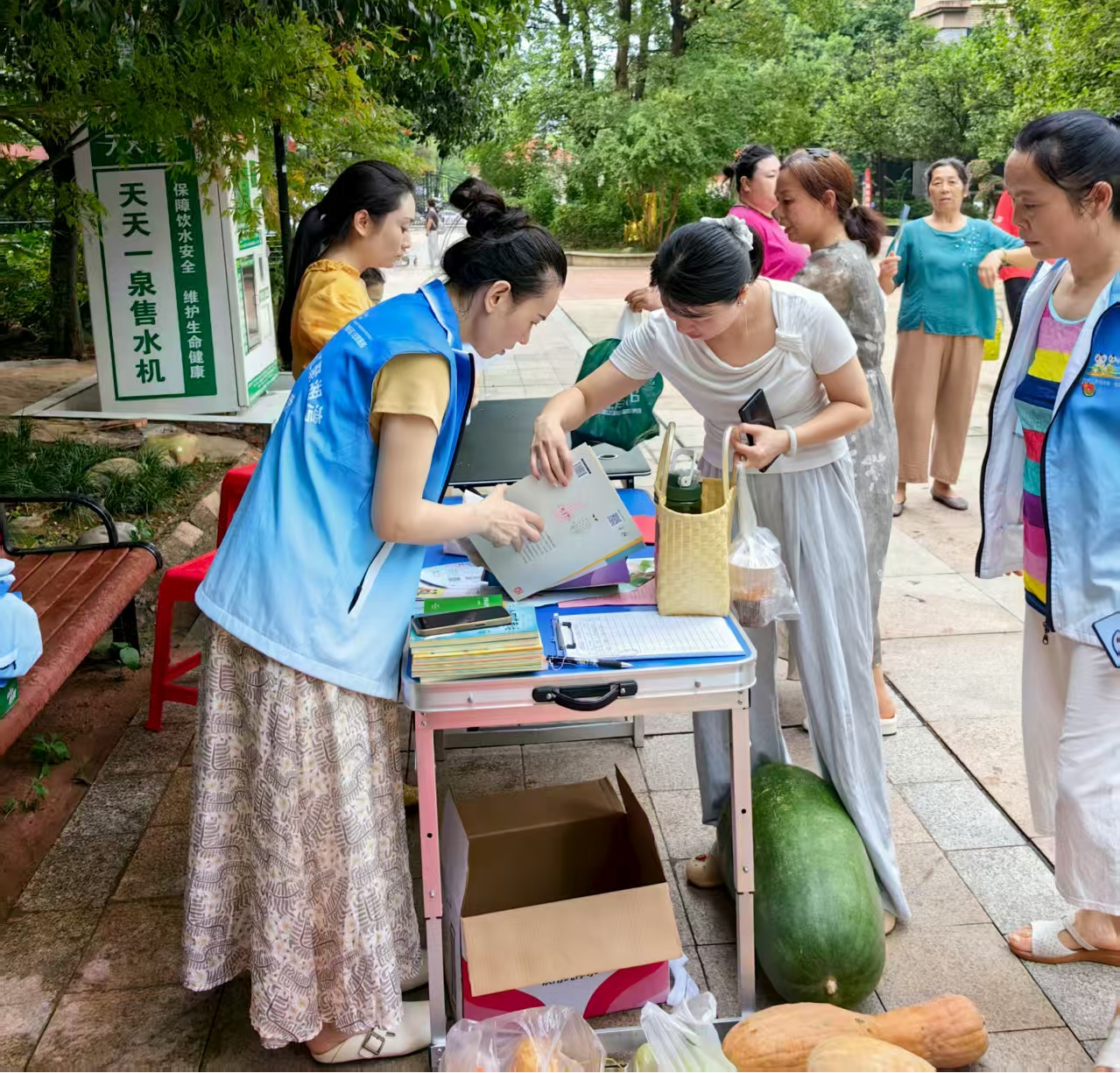 栗雨街道湘湾社区举办“星光电影节”活动