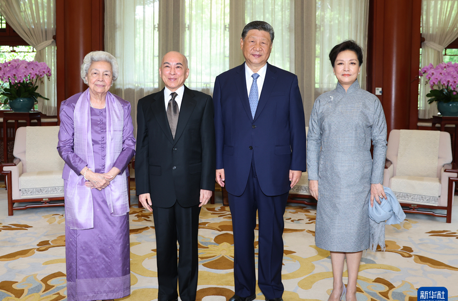 习近平夫妇会见柬埔寨国王西哈莫尼和太后莫尼列