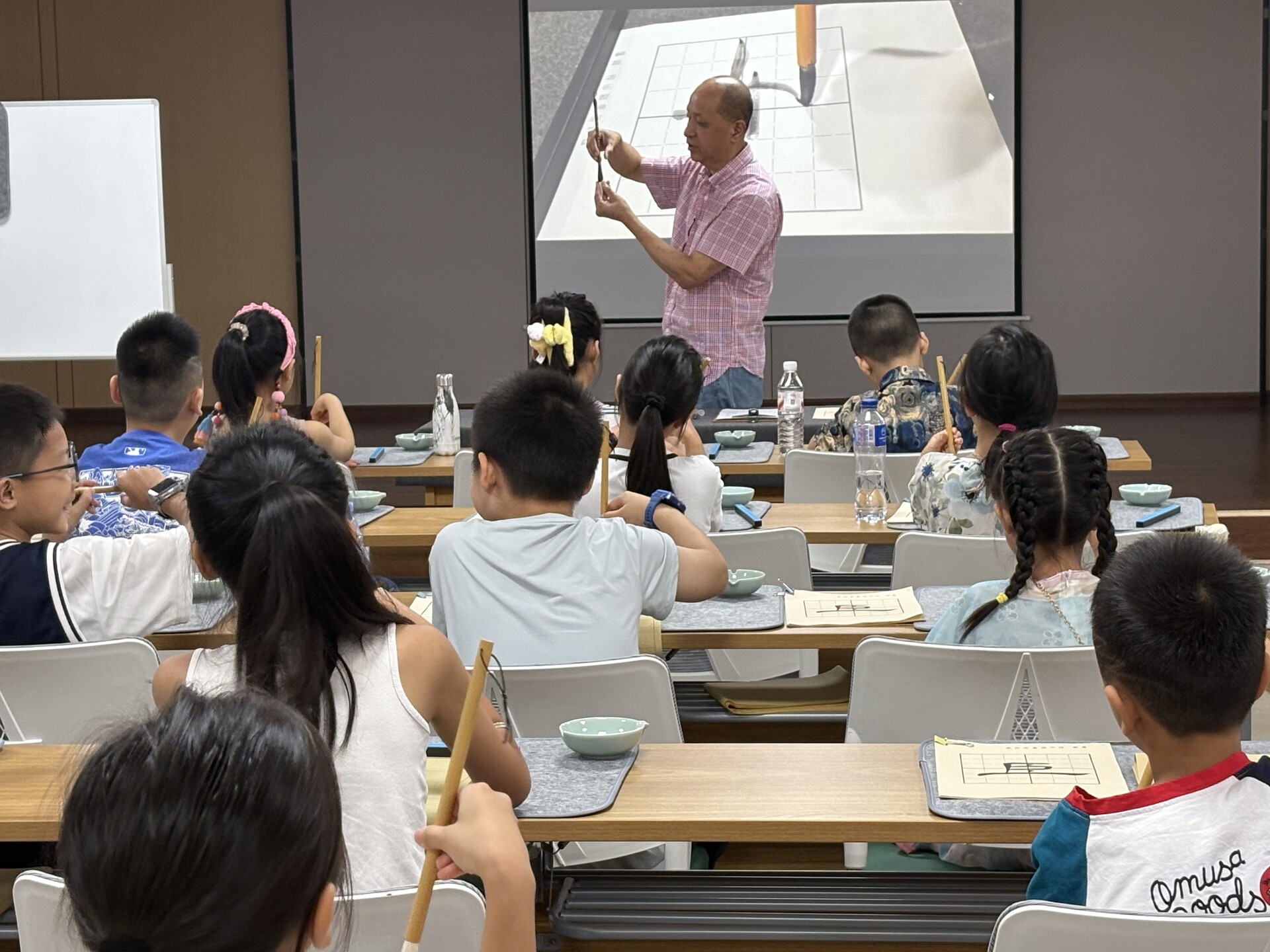 栗雨街道庆霞社区暑期公益书法课堂圆满结课