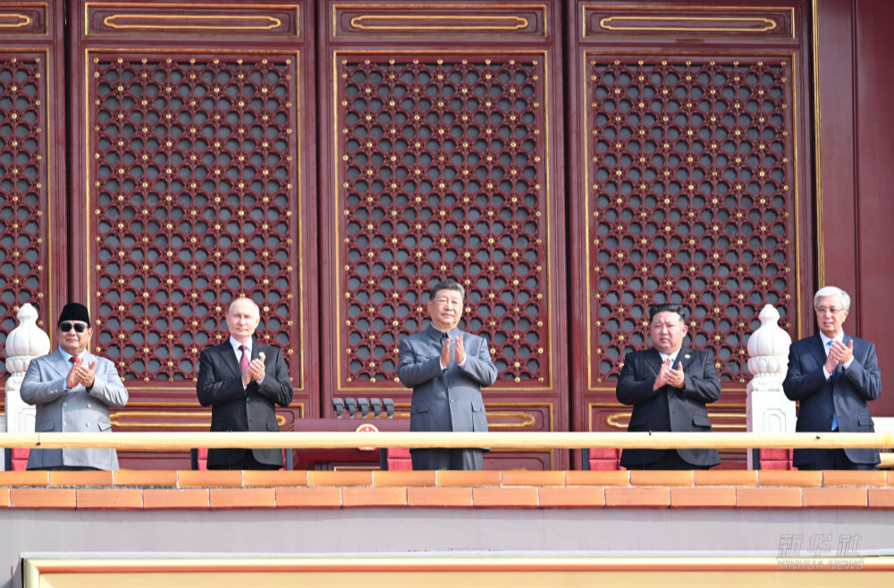 习近平来到天安门城楼主席台