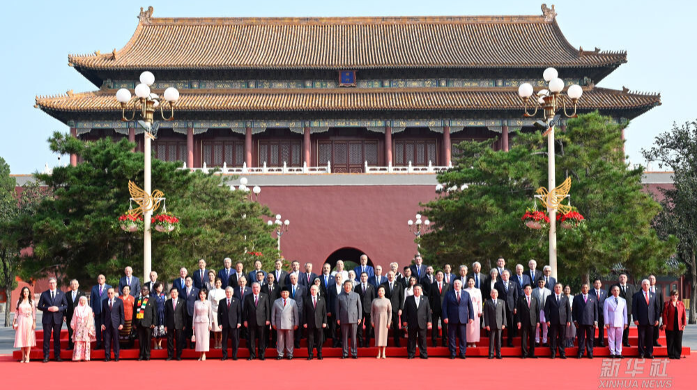习近平和彭丽媛迎接外方代表团团长及其配偶