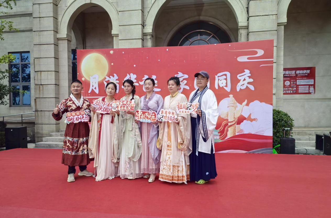 百盏灯笼千面旗 农科社区双节夜“红”了！
