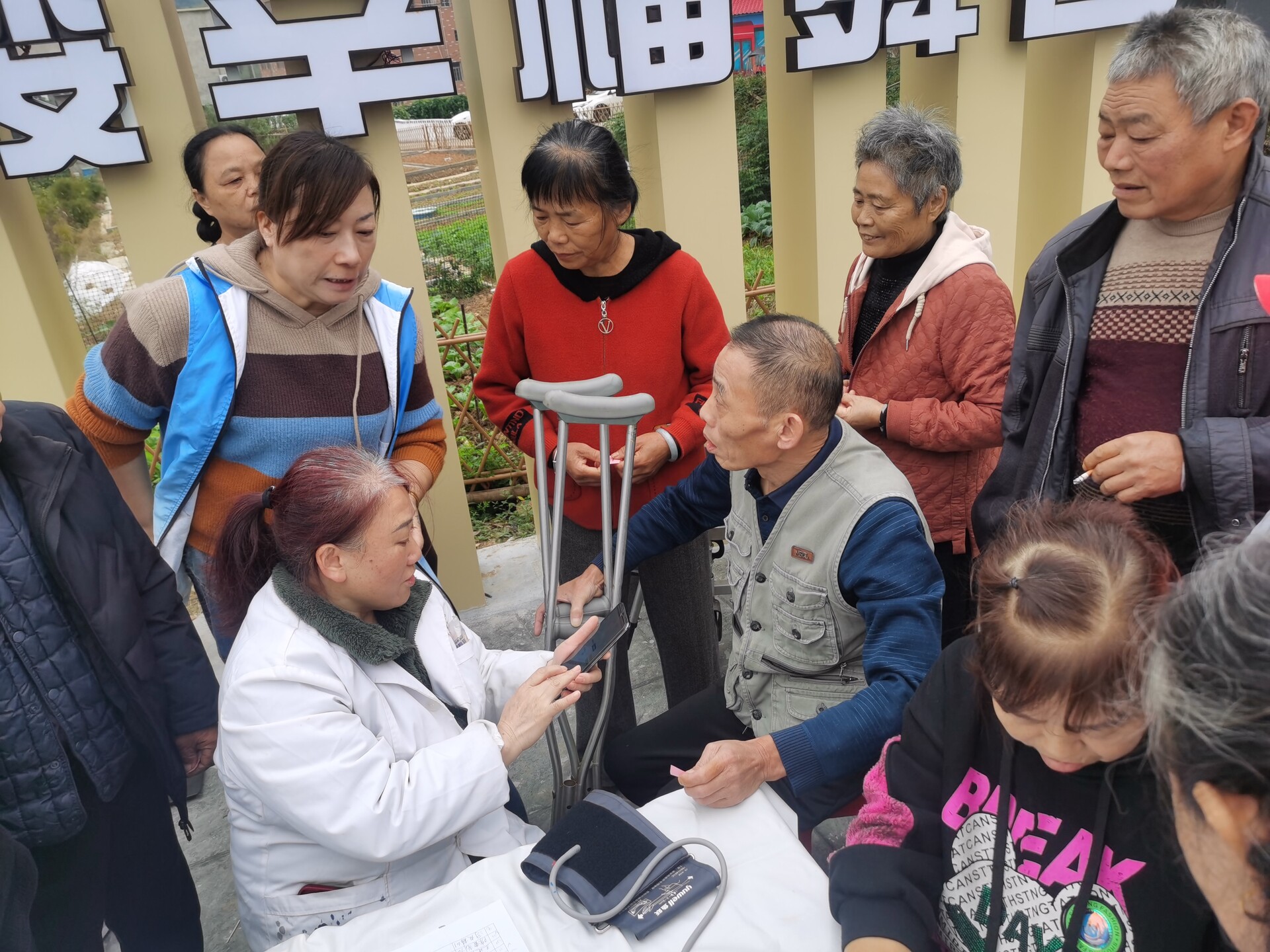 天元区雷打石镇：党建引领聚合力 重阳敬老暖人心