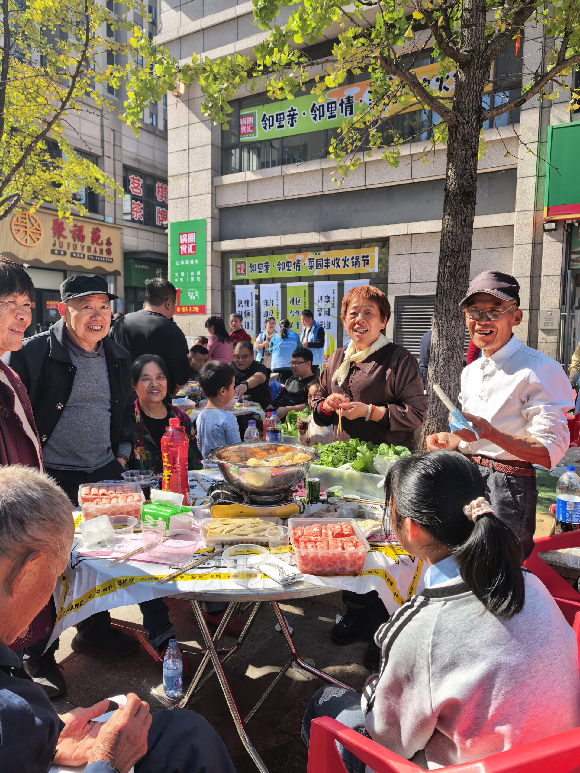 栗雨街道菱溪社区开展“菜园丰收火锅节”——解锁基层治理“幸福密码”