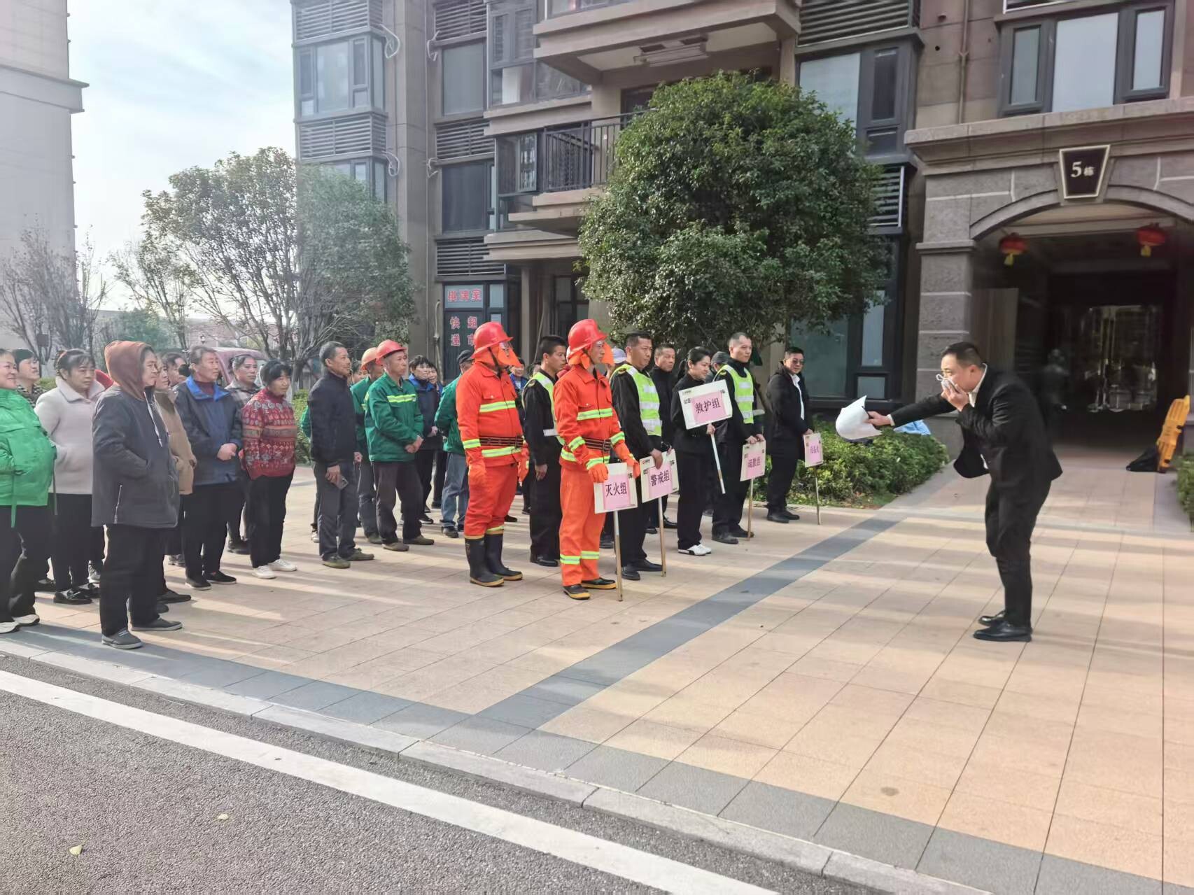 马家河街道：消防演练进小区 居民实操学技能筑牢安全防线