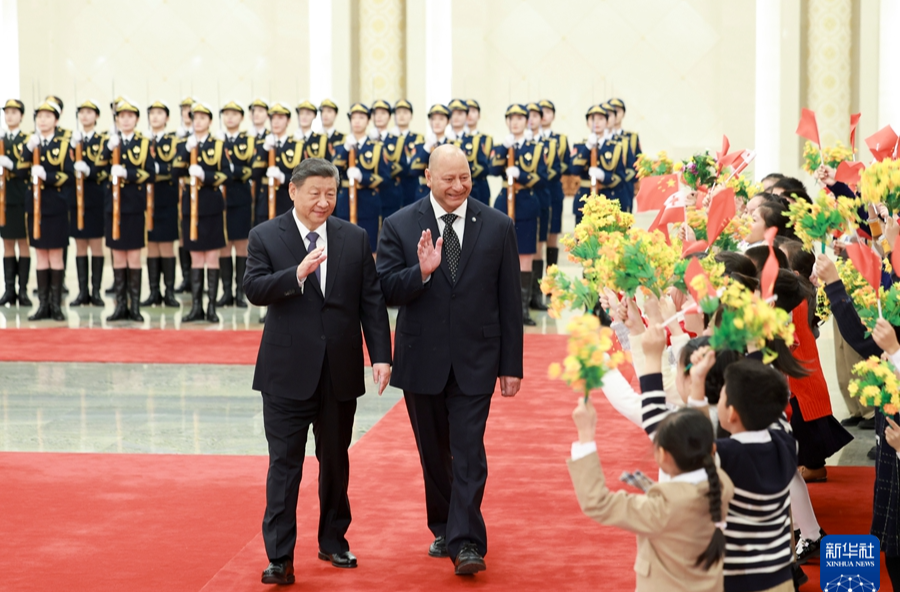 习近平会见汤加国王图普六世