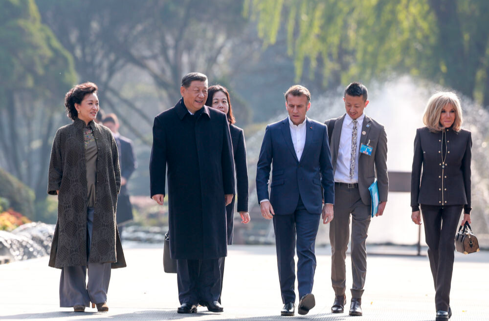 习近平同法国总统马克龙在成都进行友好交流