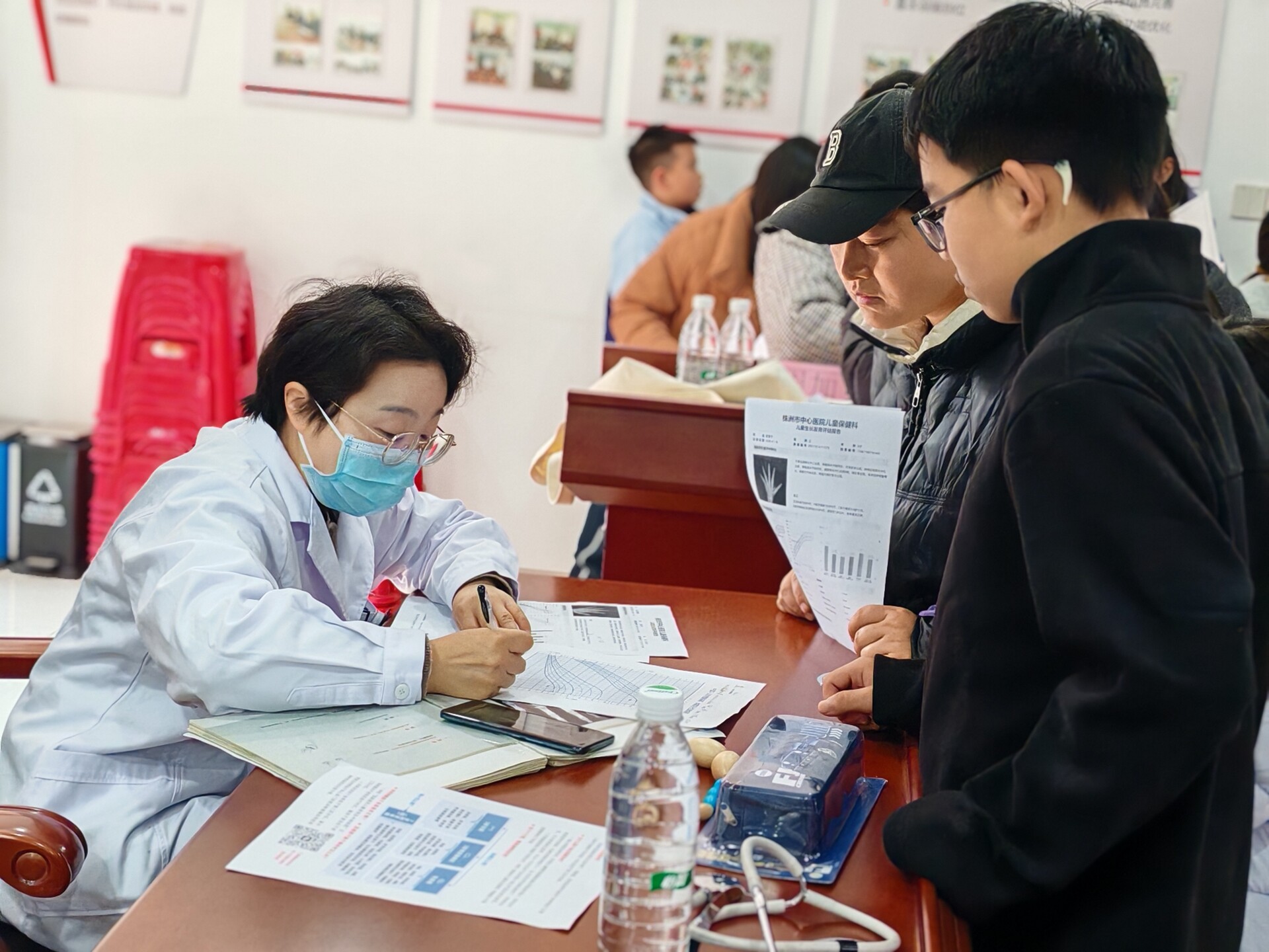 栗雨街道南塘社区开展“健康科普送上门，儿童成长共守护”健康义诊活动