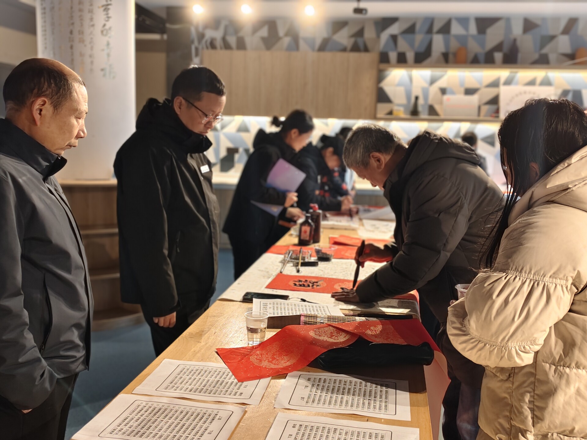 写春联送五福 暖粥传情润民心：栗雨街道南塘社区助力物业开展新春便民活动
