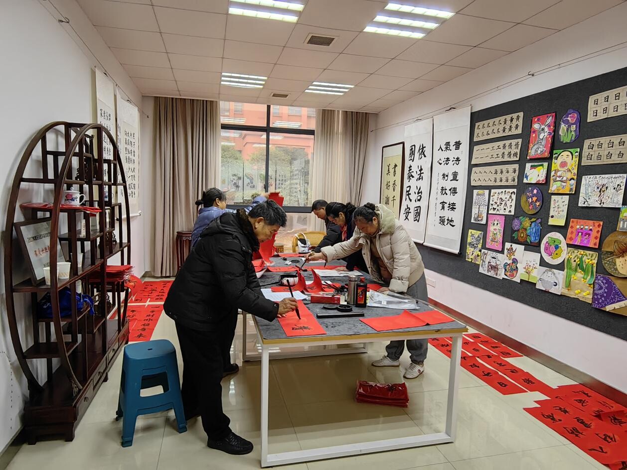 志愿翰墨传真情 党群同心贺新春：栗雨街道湘湾社区举办写春联送五福活动