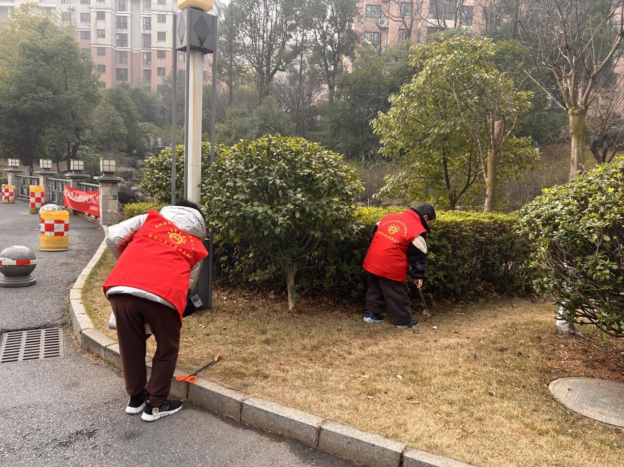 “洁”尽所能护家园 共建共享促和谐——栗雨街道景园社区开展垃圾清扫志愿活动