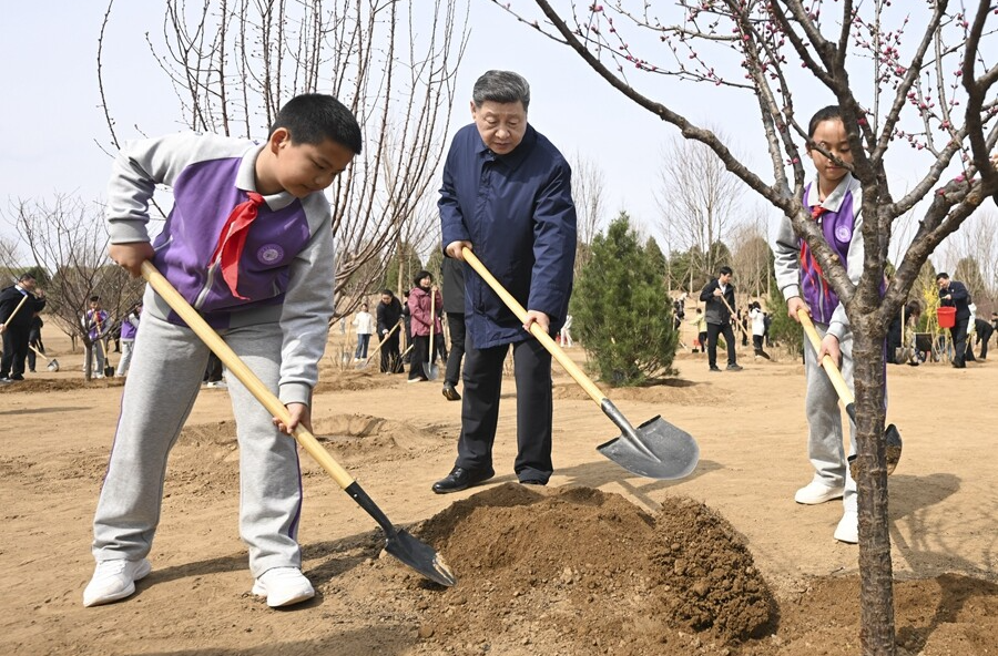 习近平在参加首都义务植树活动时强调 为山川大地增添锦绣 让中国式现代化底色更加亮丽