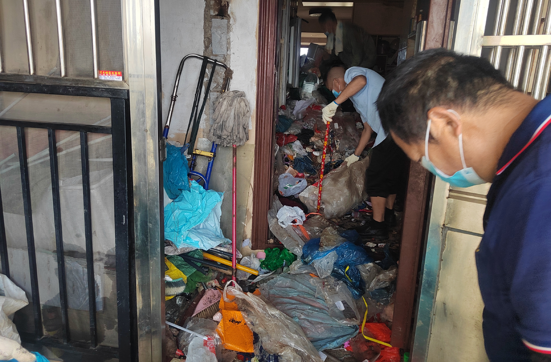 屋内堆物隐患大！嵩山路街道秋月潭社区联合多方清除一住户家中重大消防隐患