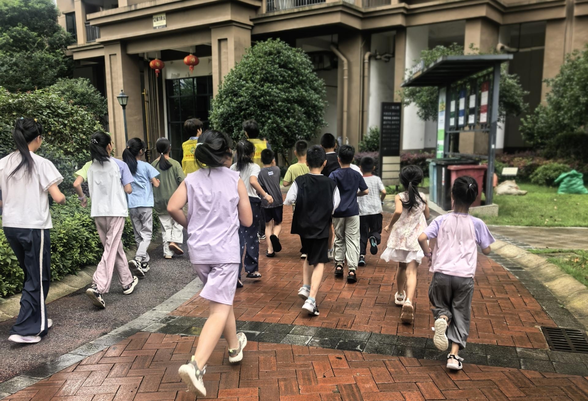 家长安心，孩子有趣：栗雨街道景园社区组织开设暑期托管班