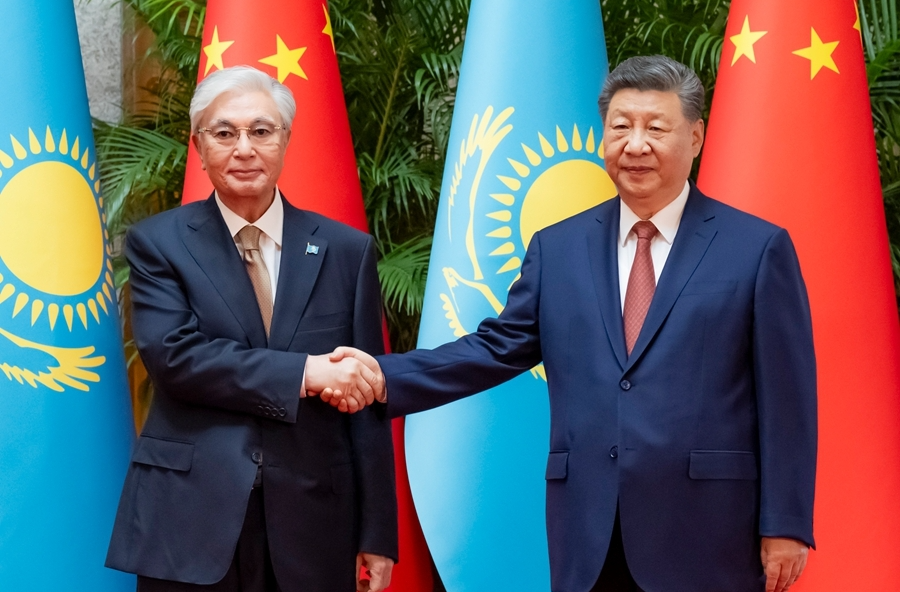 习近平会见哈萨克斯坦总统托卡耶夫
