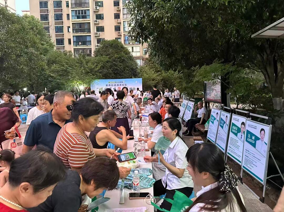 三伏送健康！栗雨街道湘湾社区“楼栋医生集市”暖心开市