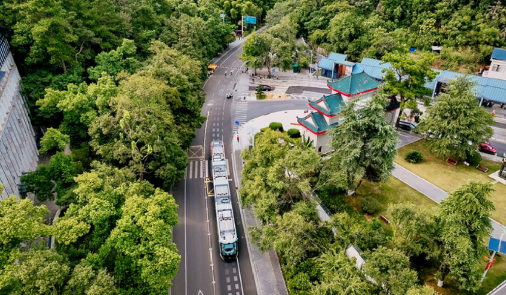 “智轨列车”韶山试跑为名胜景区贡献交通新方案